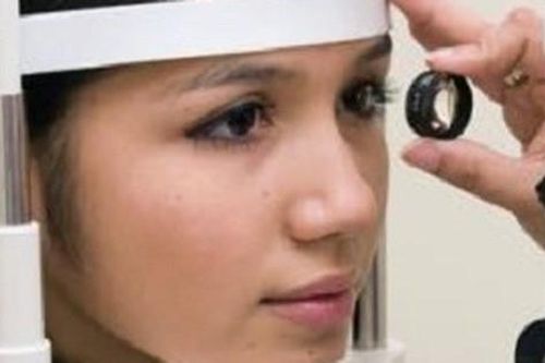 Mắt có vệt đen, chấm nhỏ, thấy vệt mờ lơ lửng: Dấu hiệu rất nguy hiểm cần đi khám ngay
