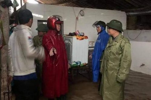 Hà Tĩnh: Nước lên từng giờ, nhiều xã đã bị cô lập, lực lượng chức năng khẩn trương sơ tán người dân