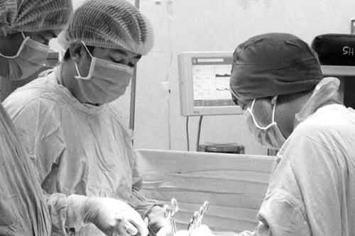 Hoảng hồn với những phụ nữ đau bụng quằn quại vào viện mới biết mang khối u khủng
