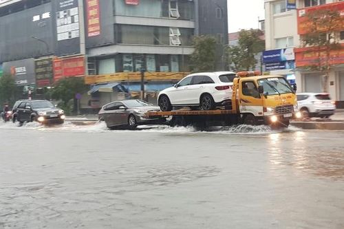 Nghệ An: Mưa lớn, nhiều tuyến đường ở TP Vinh ngập sâu trong nước, học sinh phải nghỉ học