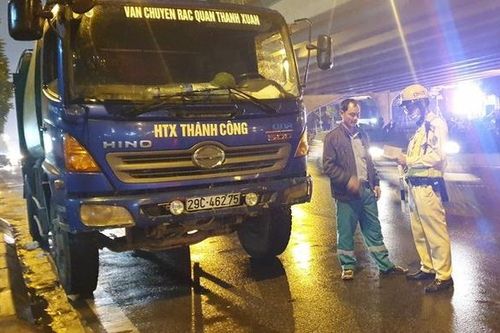 Xử lý xe môi trường xả thải bẩn ra đường: Đừng 'bắt cóc bỏ đĩa'