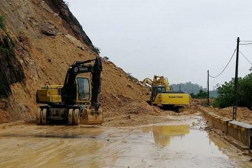 Khám bệnh tại huyện cô lập do lũ