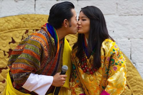 3 anh em Quốc vương Bhutan lấy 3 chị em cùng một nhà