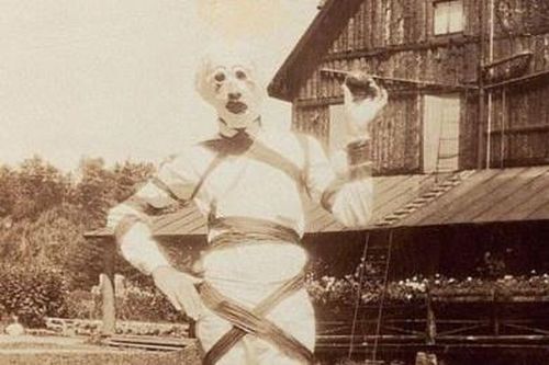 Trang phục Halloween 100 năm trước qua ảnh đen trắng