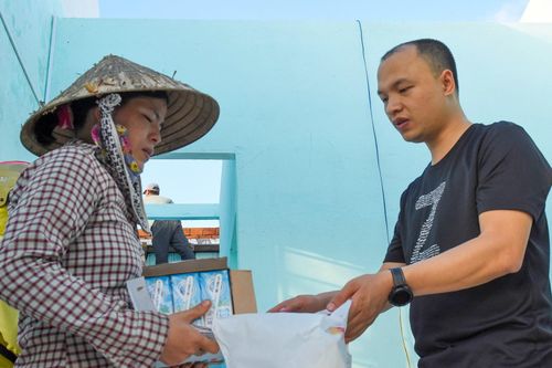 Zing và Tiki hỗ trợ nhu yếu phẩm trị giá 560 triệu giúp dân vùng bão