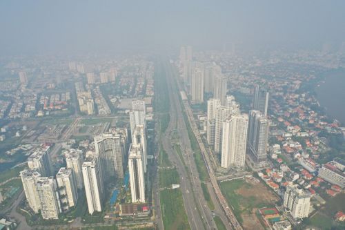 Vì sao bầu trời TP.HCM mù mịt trưa nay?