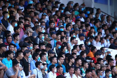 CĐV Bình Định đến sân chật kín chờ đội nhà thăng hạng V.League
