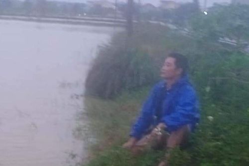 Hàng trăm tạ tôm của nông dân mất trắng sau lũ ở Nghệ An