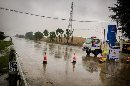 Hà Tĩnh: Nước lũ tiếp tục dâng cao, quốc lộ 1A có điểm ngập sâu cả mét