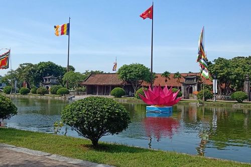 Hàng nghìn người đến lễ hội chùa Keo