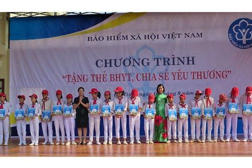 Giúp người cận nghèo, người khó khăn tham gia bảo hiểm y tế