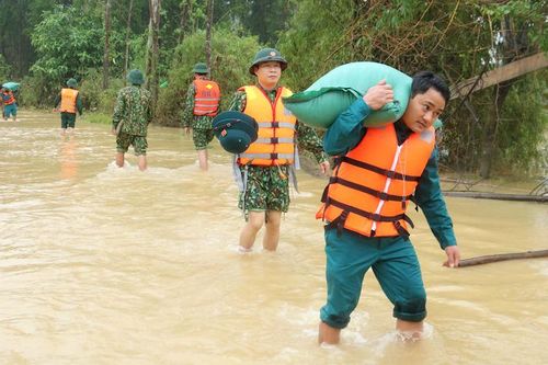 Quân đội tiếp tế nhu yếu phẩm cho người dân vùng lũ Nghệ An