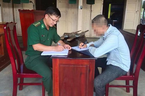 Đến từng ngõ, gõ từng nhà vận động người dân giao nộp vũ khí, vật liệu nổ