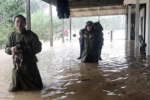 Công an Hà Tĩnh, Nghệ An giúp dân vùng 'lũ chồng lũ'
