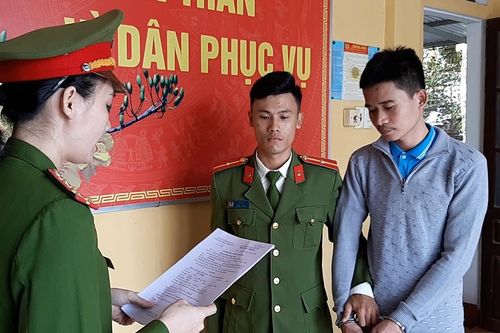 Móc cốp xe 'bợ' điện thoại