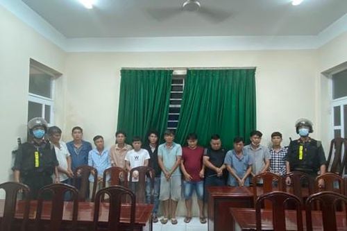 Phá trường gà tại vườn me ở Đồng Nai