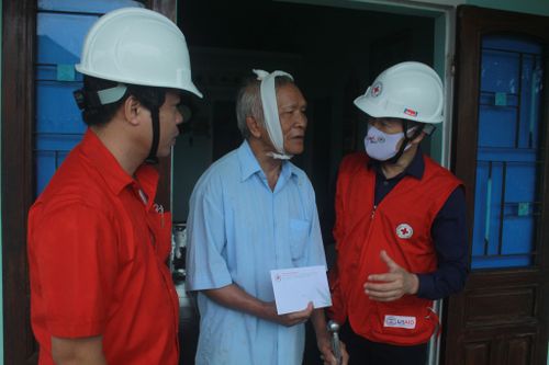 Cứu trợ khẩn cấp các hộ dân tỉnh Quảng Ngãi