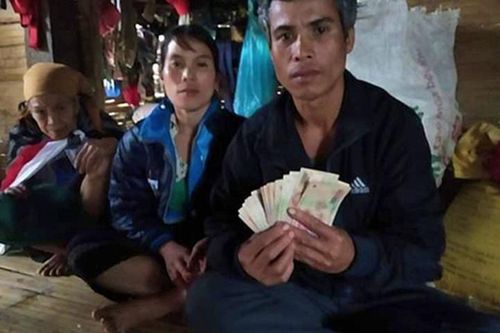 Phát hiện tiền trong quần áo cũ, gia đình nghèo tìm cách trả lại