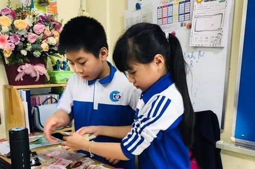 Hành trình 'cùng bạn vượt lũ' của học sinh Hà Nội