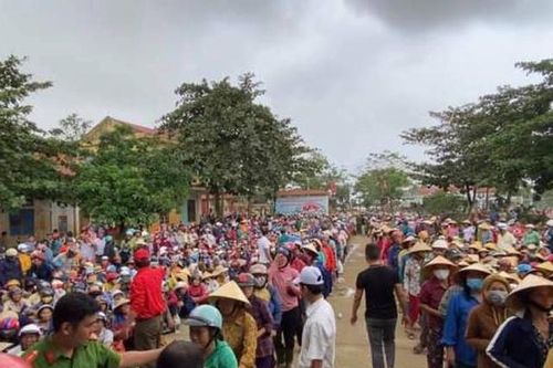 Ca sĩ Thủy Tiên lên tiếng việc bà con vùng lũ bị 'ăn chặn' tiền cứu trợ