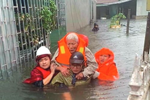 Nhiều làng quê Nghệ An - Hà Tĩnh bị lũ nhấn chìm