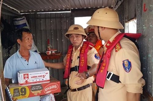 CSGT xuyên lũ bão hỗ trợ người dân miền Trung