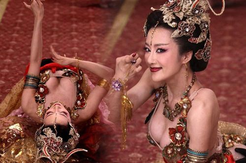 Nóng mắt với độ khêu gợi của 'nàng Đát Kỷ hở hang nhất màn ảnh Hoa ngữ'