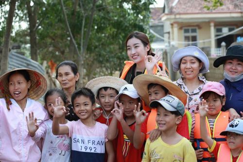 Dọc đường cứu trợ: Những người đẹp vào vùng rốn lũ