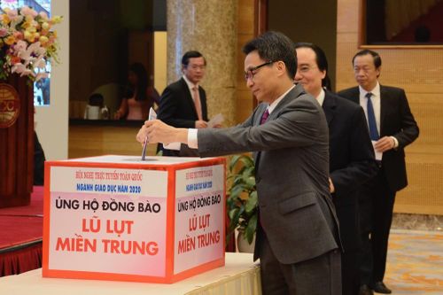 Bộ trưởng Phùng Xuân Nhạ kêu gọi ủng hộ thầy và trò miền Trung