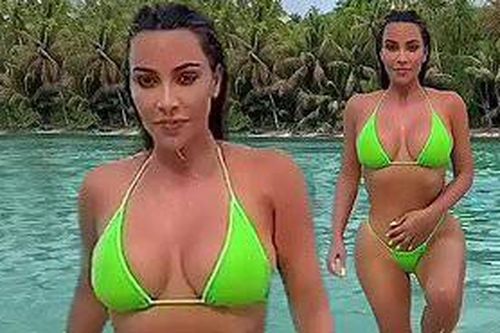 Kim 'siêu vòng ba' khoe dáng 'bốc lửa' với bikini bé xíu