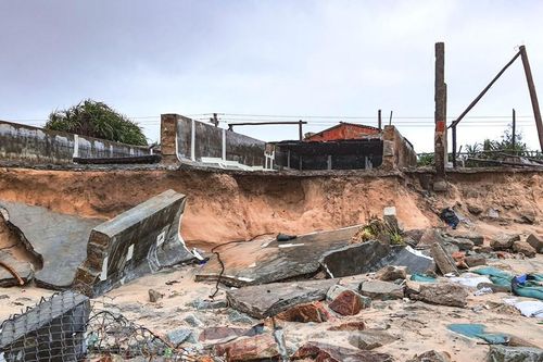 Bão tan lũ rút, bờ biển Thừa Thiên Huế tan hoang 'chưa từng thấy'