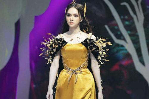 Hoa hậu Hương Giang diễn thời trang