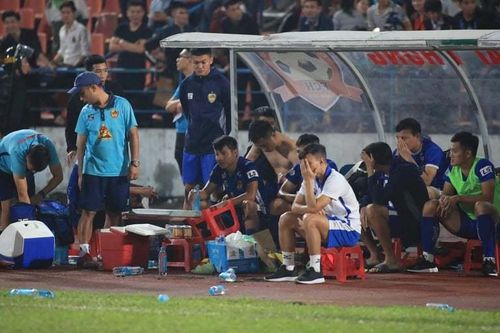 Cầu thủ Quảng Nam ôm mặt khóc khi nhận vé xuống hạng