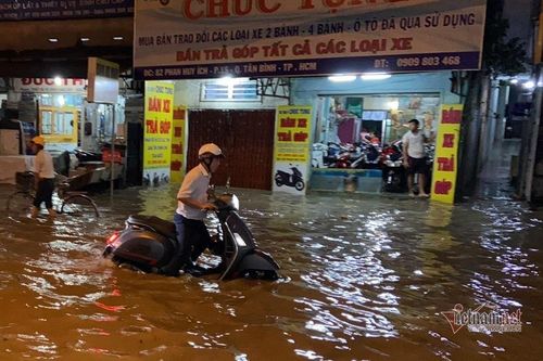 Mưa mù trời cuối chiều, khắp nơi Sài Gòn ngập nặng