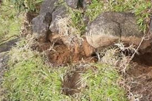 Xuất hiện vết nứt 'khủng', di dời khẩn cấp 45 hộ dân dưới chân núi Ta Bang