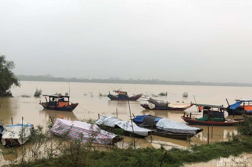Lo nước lũ, người dân ngoài đê Hưng Hòa lên thuyền ngủ