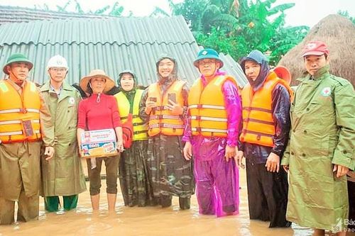 Hội Chữ thập đỏ tỉnh cứu trợ khẩn cấp hàng hóa, nhu yếu phẩm cho người dân Thanh Chương, Hưng Nguyên