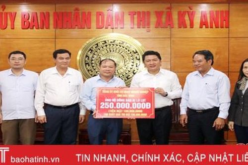 Trao 250 triệu đồng hỗ trợ đồng bào bị lũ lụt ở TX Kỳ Anh