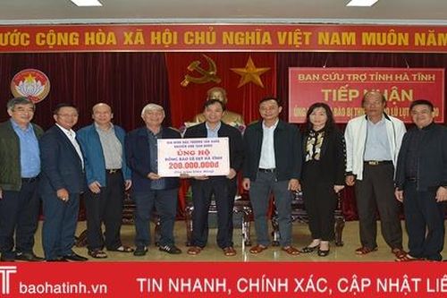 Gia đình nguyên Chủ tịch nước Trương Tấn Sang ủng hộ đồng bào vùng lũ Hà Tĩnh