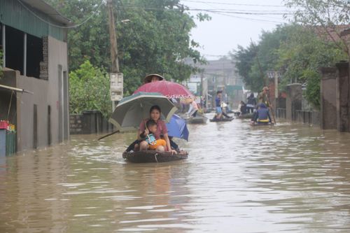 Nghệ An: Hàng ngàn hộ dân vùng trũng Hưng Nguyên bị cô lập hoàn toàn