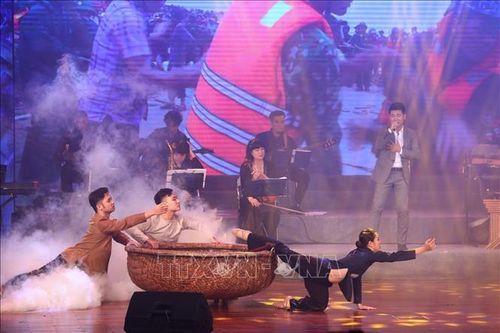 Gần 13 tỷ đồng ủng hộ đồng bào miền Trung từ chương trình nghệ thuật thiện nguyện