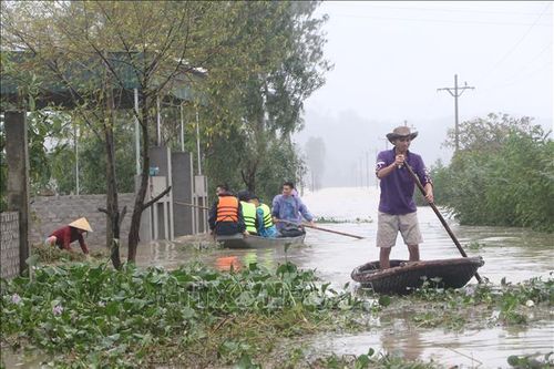 Nghệ An: Mưa to, hàng ngàn hộ dân vùng trũng Hưng Nguyên bị cô lập hoàn toàn