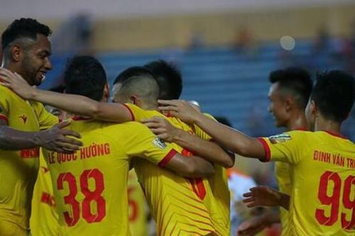 Hòa nghẹt thở trên sân Vinh, Nam Định trụ hạng V-League