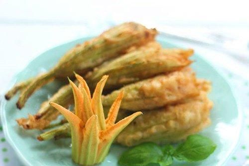 Món ngon cuối tuần: Hoa bí nhồi chả cá chiên giòn cho ngày se lạnh