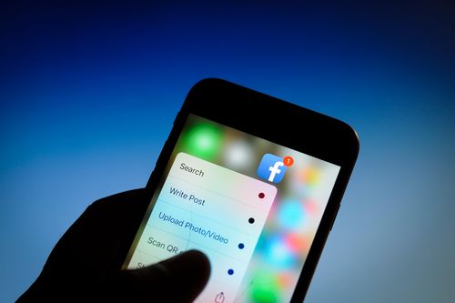 Phiếu bầu của người chết cũng được tính: Fake news về bầu cử Mỹ lan tràn trên Facebook!