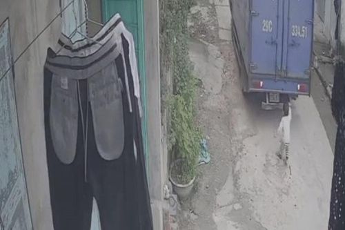 Clip: Thót tim khoảnh khắc xe tải lùi làm em bé đang chập chững đi lọt vào gầm