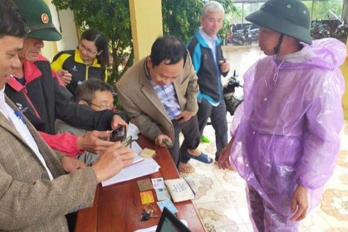 Phát hiện dây chuyền vàng trong túi đồ cứu trợ, người đàn ông ở Hà Tĩnh tìm người trả lại