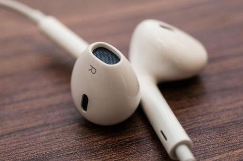 Công dụng của lỗ hổng bí ẩn trên mọi chiếc tai nghe của Apple