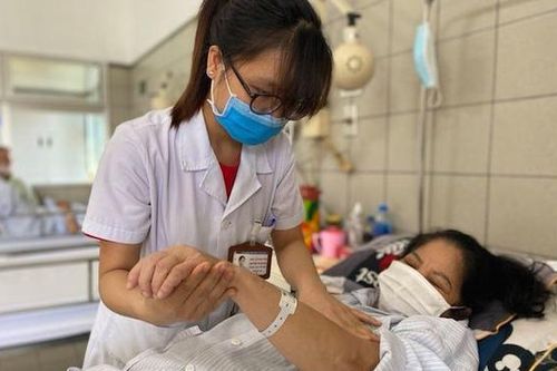 Bác sĩ BV Bạch Mai: Corticoid không phải là 'thần dược', lạm dụng có thể gây suy tuyến thượng thận, loãng xương