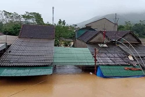 Nhiều địa phương ở Nghệ An ngập sâu, cô lập, người dân thiếu nhu yếu phẩm